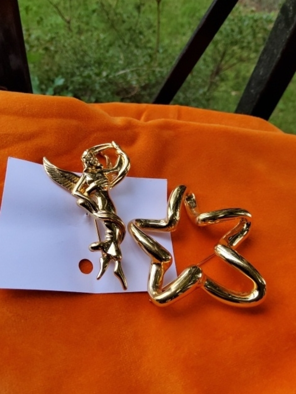 LR goldplated brooch lot X 2.